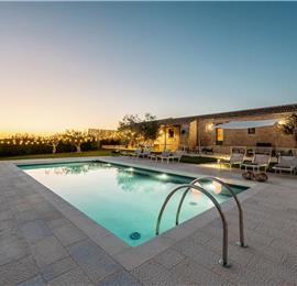  6 bedroom villa with heated pool in Modica, sleeps 18